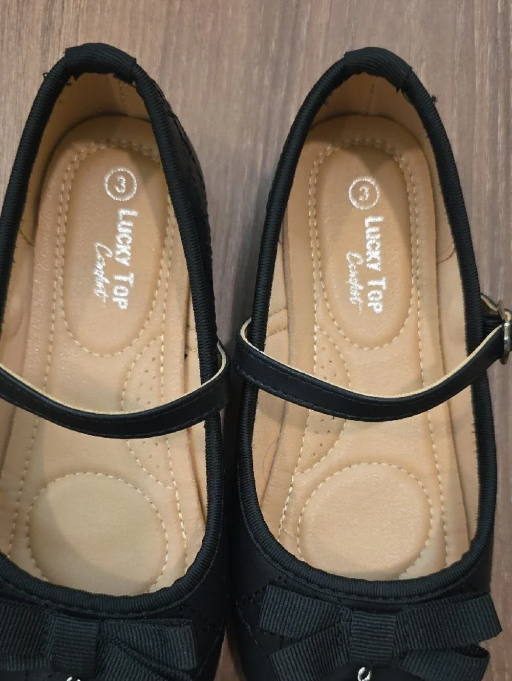 Girls Black Mary Jane Flats with Bow & Pearl Accent. Size 3.